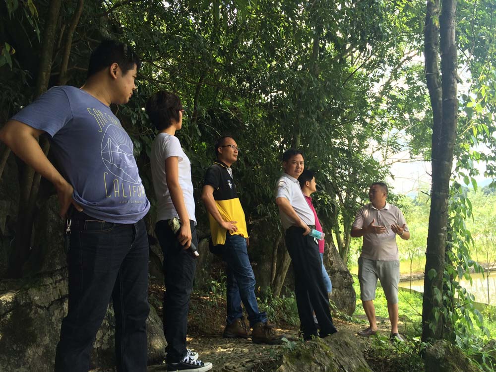 永州市龙山农业综合开发有限公司黄总给大家介绍石林.jpg